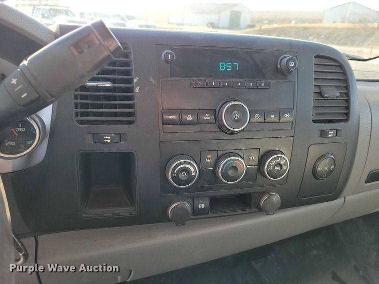 image for item NK9878 2013 Chevrolet  Silverado 3500HD Crew Cab flatbed pickup truck