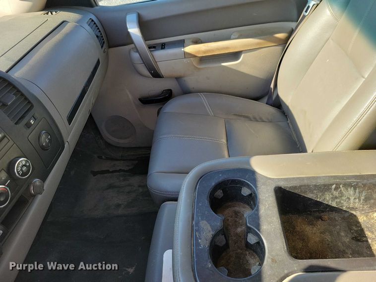 image for item NK9878 2013 Chevrolet  Silverado 3500HD Crew Cab flatbed pickup truck