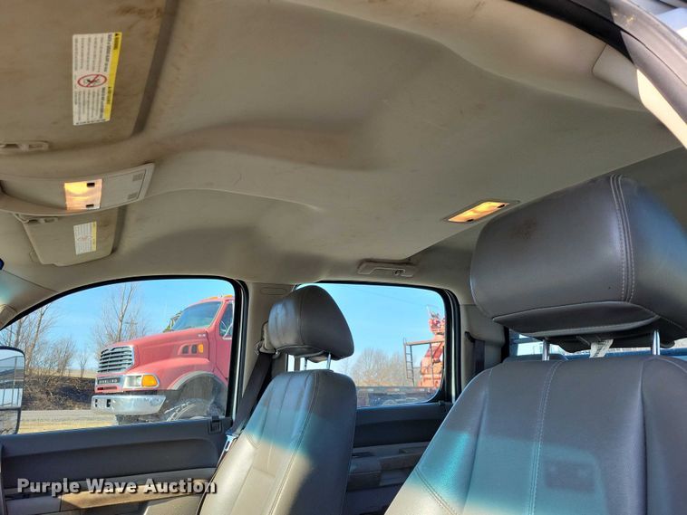 image for item NK9878 2013 Chevrolet  Silverado 3500HD Crew Cab flatbed pickup truck