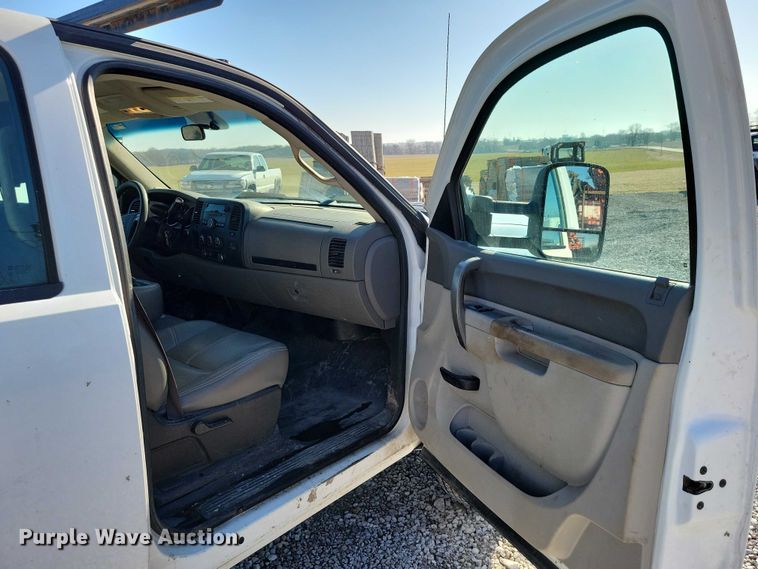 image for item NK9878 2013 Chevrolet  Silverado 3500HD Crew Cab flatbed pickup truck