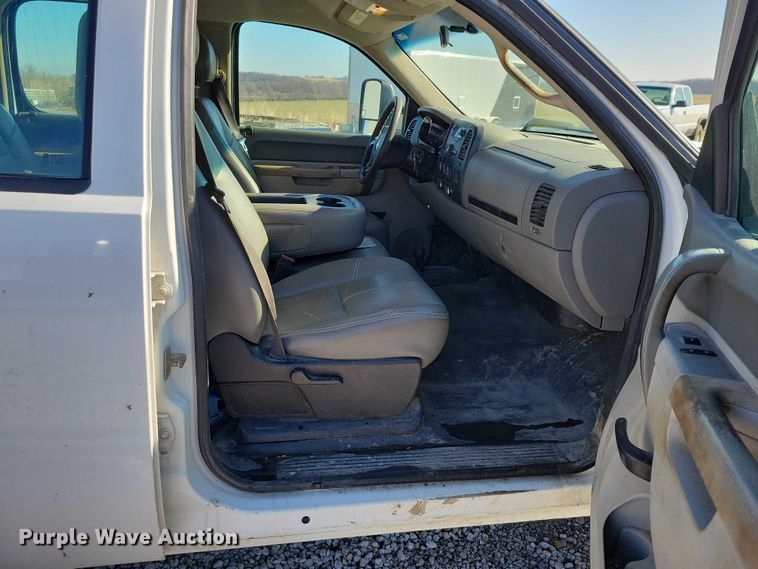 image for item NK9878 2013 Chevrolet  Silverado 3500HD Crew Cab flatbed pickup truck