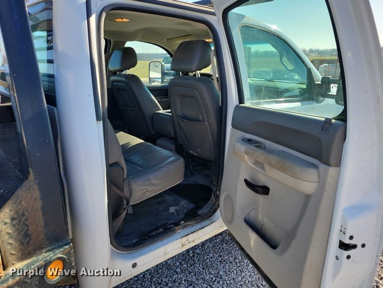 image for item NK9878 2013 Chevrolet  Silverado 3500HD Crew Cab flatbed pickup truck