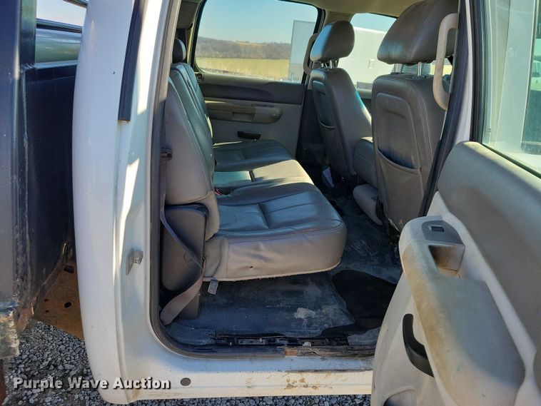 image for item NK9878 2013 Chevrolet  Silverado 3500HD Crew Cab flatbed pickup truck