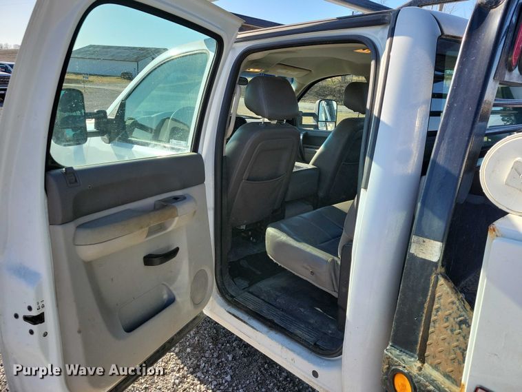 image for item NK9878 2013 Chevrolet  Silverado 3500HD Crew Cab flatbed pickup truck