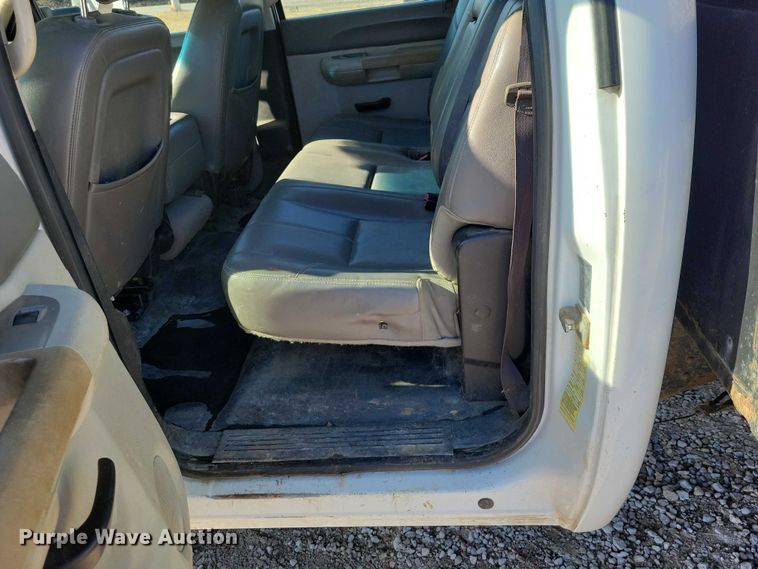 image for item NK9878 2013 Chevrolet  Silverado 3500HD Crew Cab flatbed pickup truck