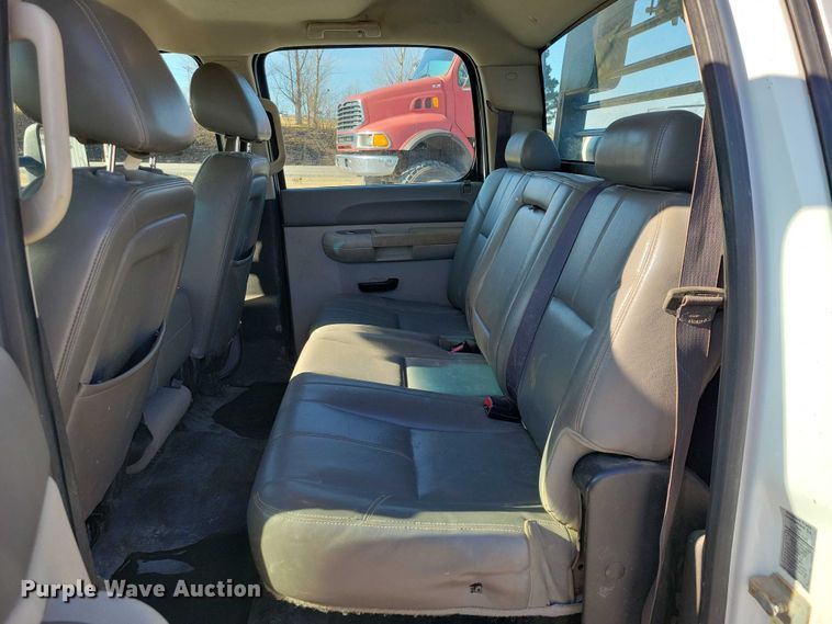 image for item NK9878 2013 Chevrolet  Silverado 3500HD Crew Cab flatbed pickup truck