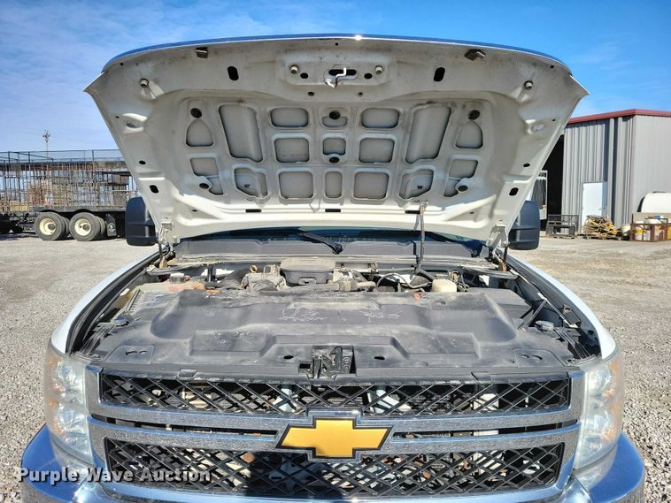 image for item NK9878 2013 Chevrolet  Silverado 3500HD Crew Cab flatbed pickup truck