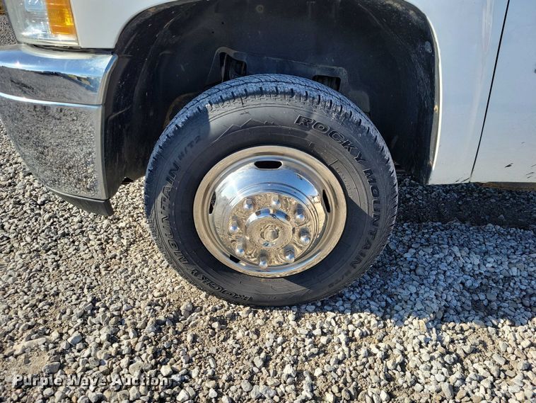 image for item NK9878 2013 Chevrolet  Silverado 3500HD Crew Cab flatbed pickup truck