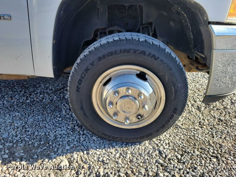 image for item NK9878 2013 Chevrolet  Silverado 3500HD Crew Cab flatbed pickup truck