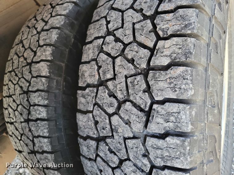 image for item NK9878 2013 Chevrolet  Silverado 3500HD Crew Cab flatbed pickup truck