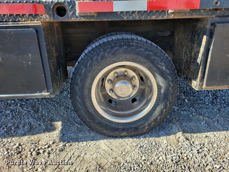 image for item NK9878 2013 Chevrolet  Silverado 3500HD Crew Cab flatbed pickup truck