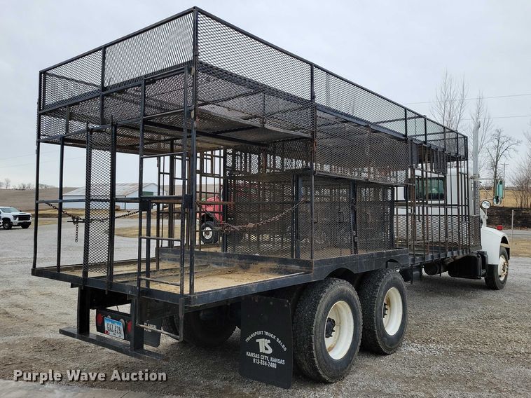 image for item NK9887 1999 Peterbilt  330 concrete form truck