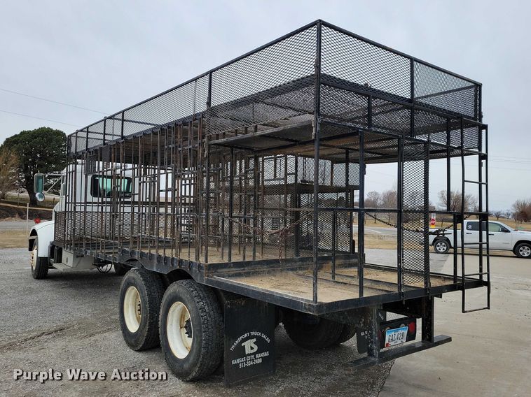 image for item NK9887 1999 Peterbilt  330 concrete form truck