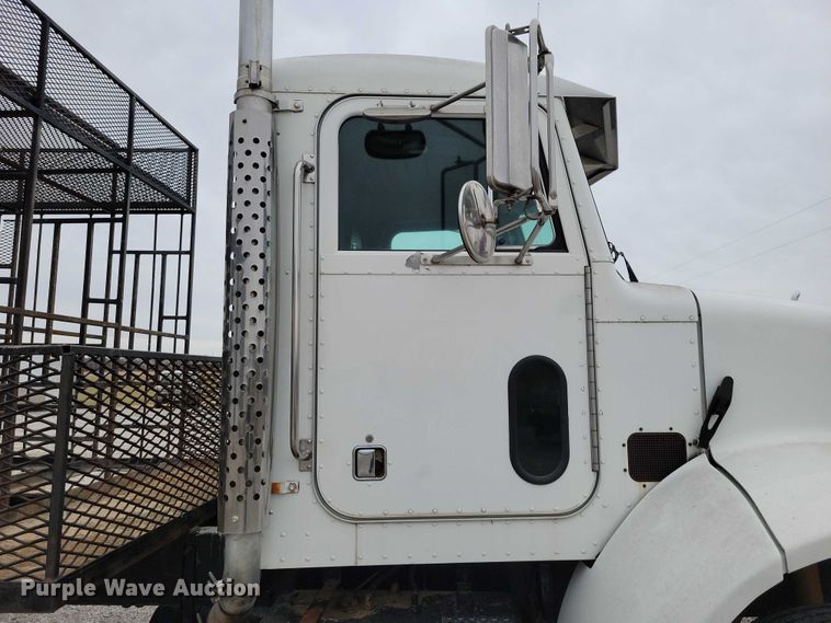 image for item NK9887 1999 Peterbilt  330 concrete form truck