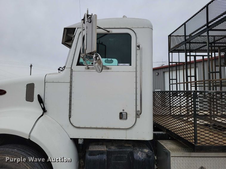 image for item NK9887 1999 Peterbilt  330 concrete form truck