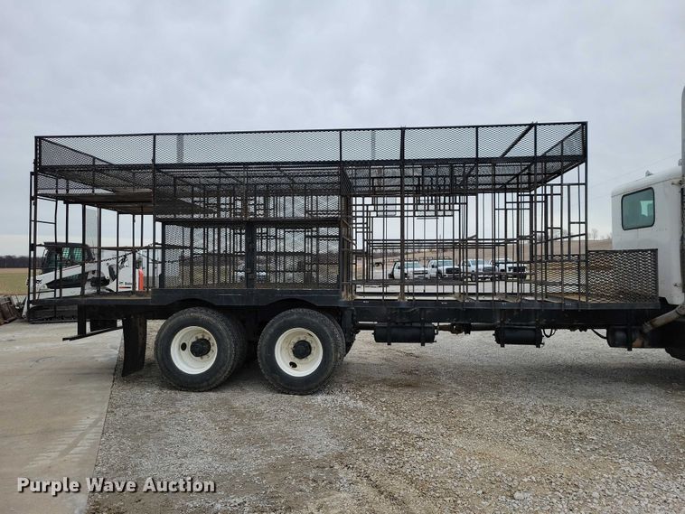 image for item NK9887 1999 Peterbilt  330 concrete form truck