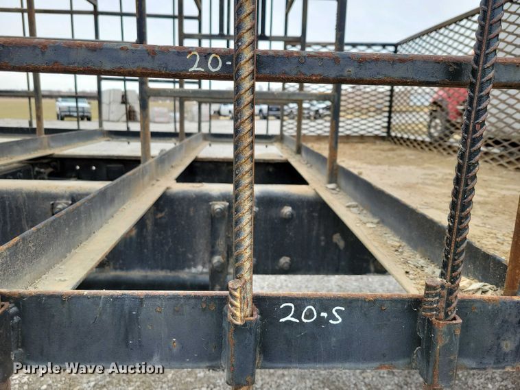 image for item NK9887 1999 Peterbilt  330 concrete form truck