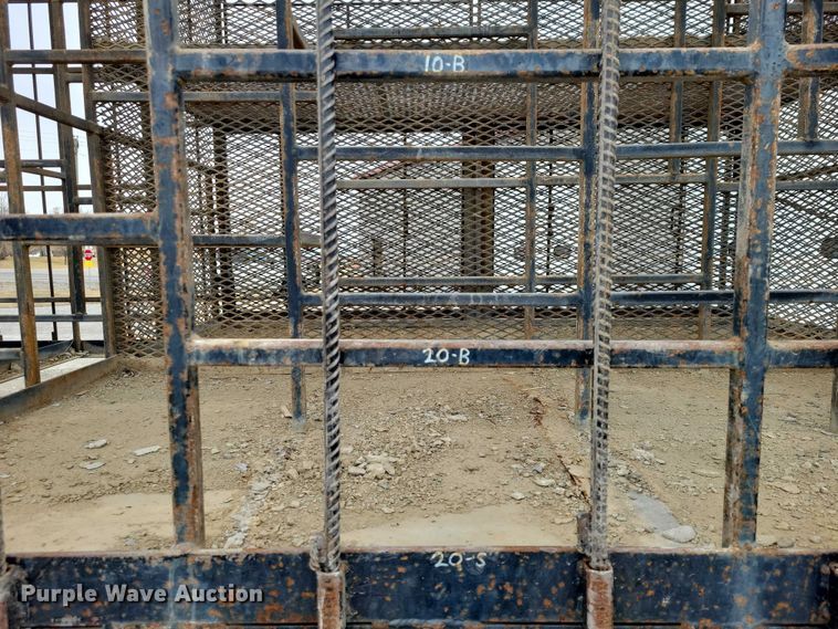 image for item NK9887 1999 Peterbilt  330 concrete form truck