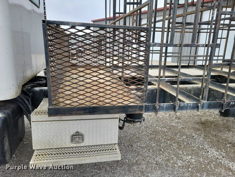 image for item NK9887 1999 Peterbilt  330 concrete form truck