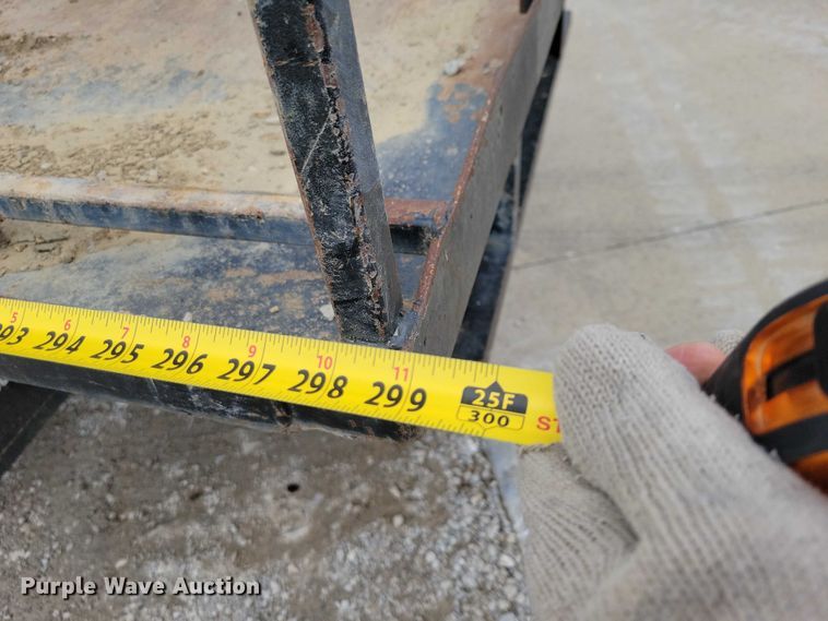 image for item NK9887 1999 Peterbilt  330 concrete form truck