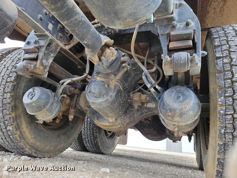 image for item NK9887 1999 Peterbilt  330 concrete form truck