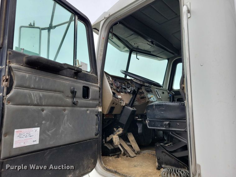 image for item NK9887 1999 Peterbilt  330 concrete form truck