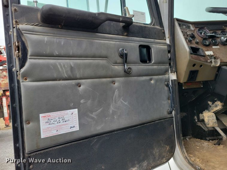 image for item NK9887 1999 Peterbilt  330 concrete form truck