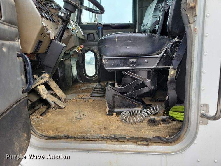 image for item NK9887 1999 Peterbilt  330 concrete form truck