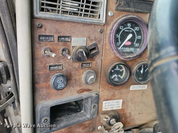 image for item NK9887 1999 Peterbilt  330 concrete form truck