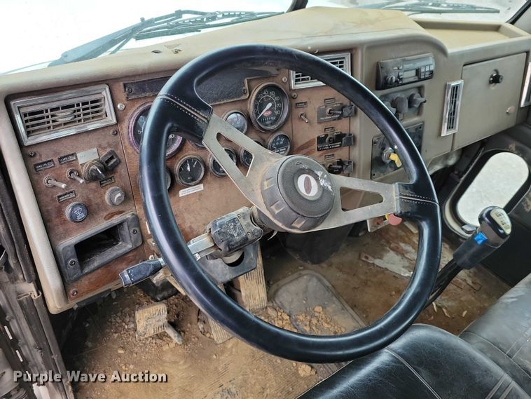 image for item NK9887 1999 Peterbilt  330 concrete form truck