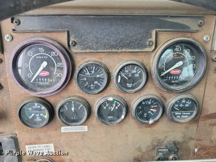 image for item NK9887 1999 Peterbilt  330 concrete form truck