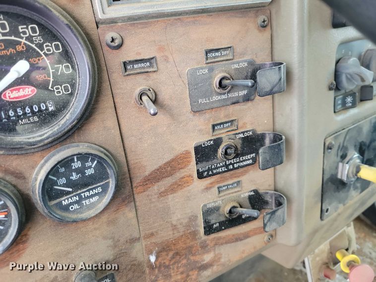 image for item NK9887 1999 Peterbilt  330 concrete form truck