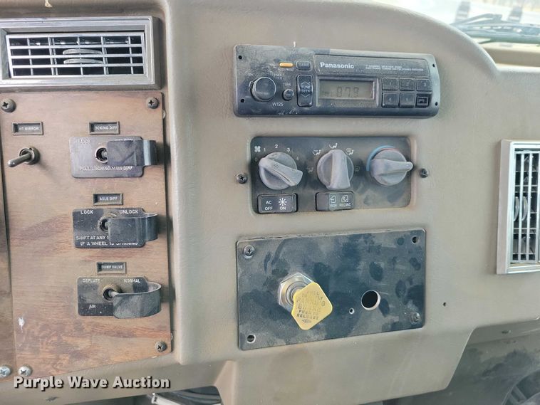 image for item NK9887 1999 Peterbilt  330 concrete form truck