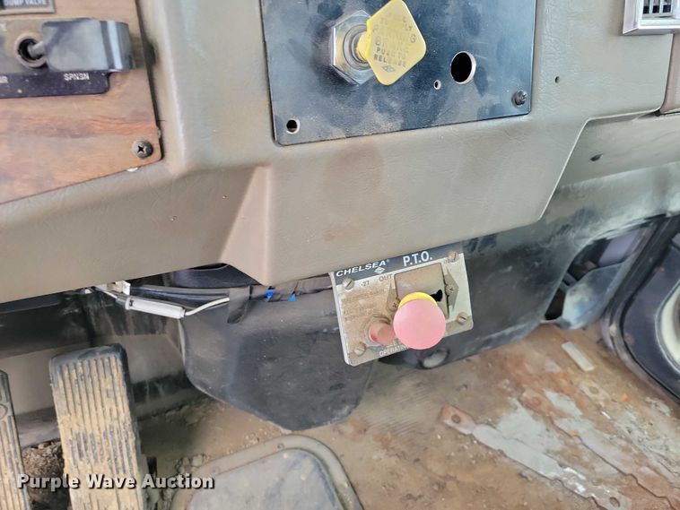 image for item NK9887 1999 Peterbilt  330 concrete form truck