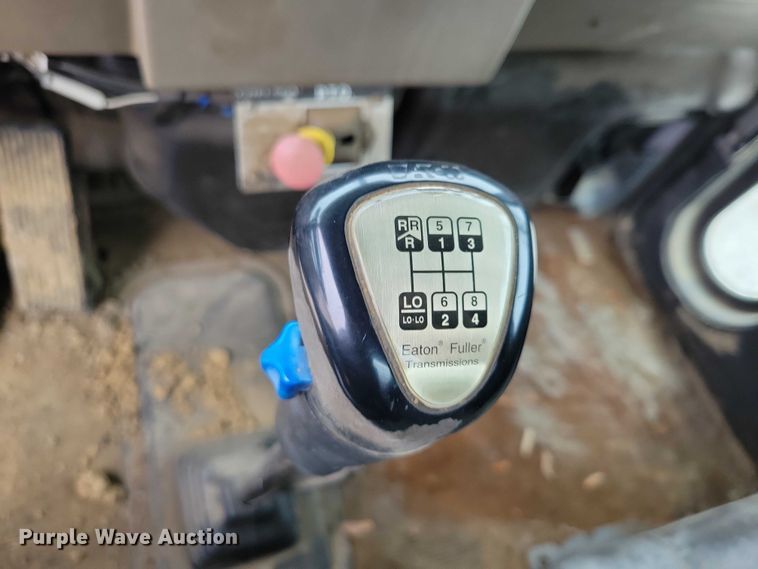 image for item NK9887 1999 Peterbilt  330 concrete form truck