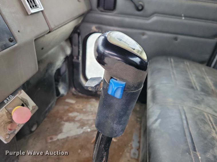 image for item NK9887 1999 Peterbilt  330 concrete form truck