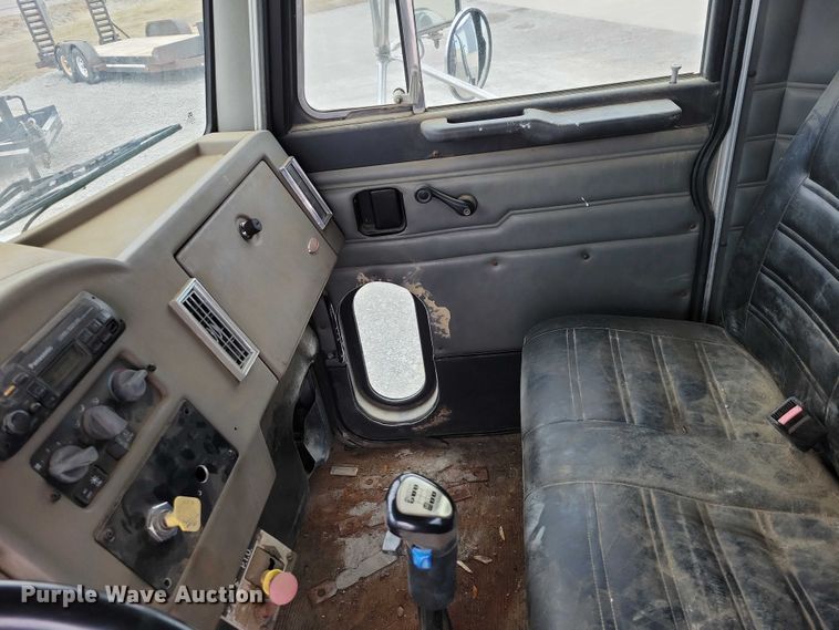 image for item NK9887 1999 Peterbilt  330 concrete form truck