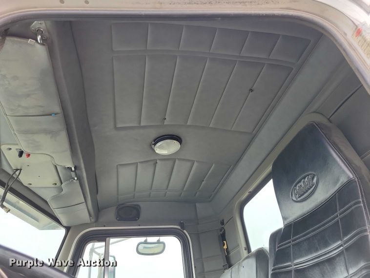 image for item NK9887 1999 Peterbilt  330 concrete form truck