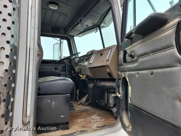 image for item NK9887 1999 Peterbilt  330 concrete form truck