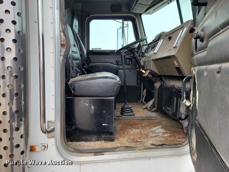 image for item NK9887 1999 Peterbilt  330 concrete form truck