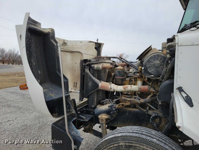 image for item NK9887 1999 Peterbilt  330 concrete form truck