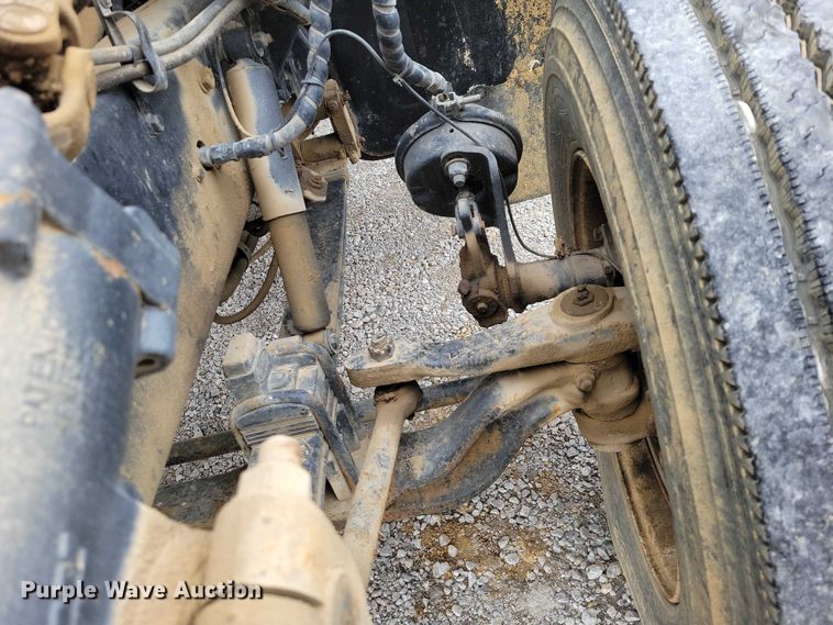 image for item NK9887 1999 Peterbilt  330 concrete form truck