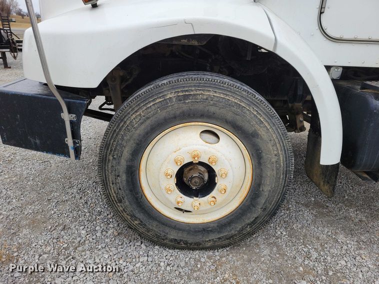 image for item NK9887 1999 Peterbilt  330 concrete form truck