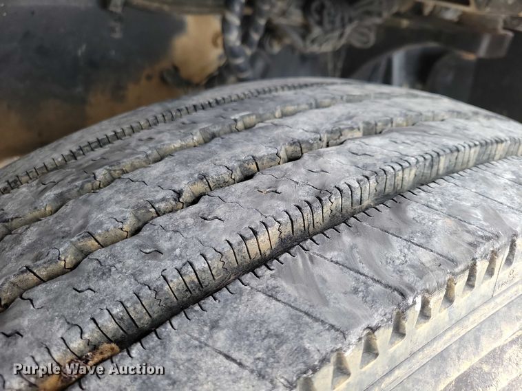 image for item NK9887 1999 Peterbilt  330 concrete form truck