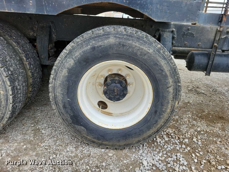 image for item NK9887 1999 Peterbilt  330 concrete form truck