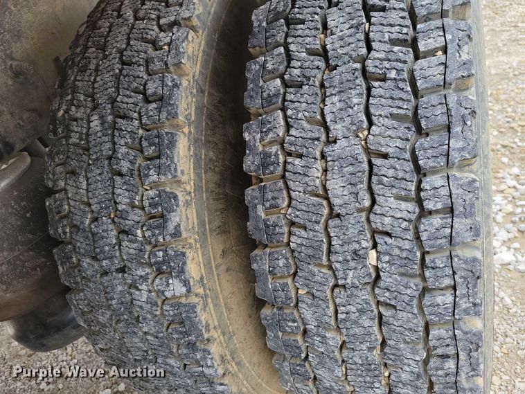 image for item NK9887 1999 Peterbilt  330 concrete form truck