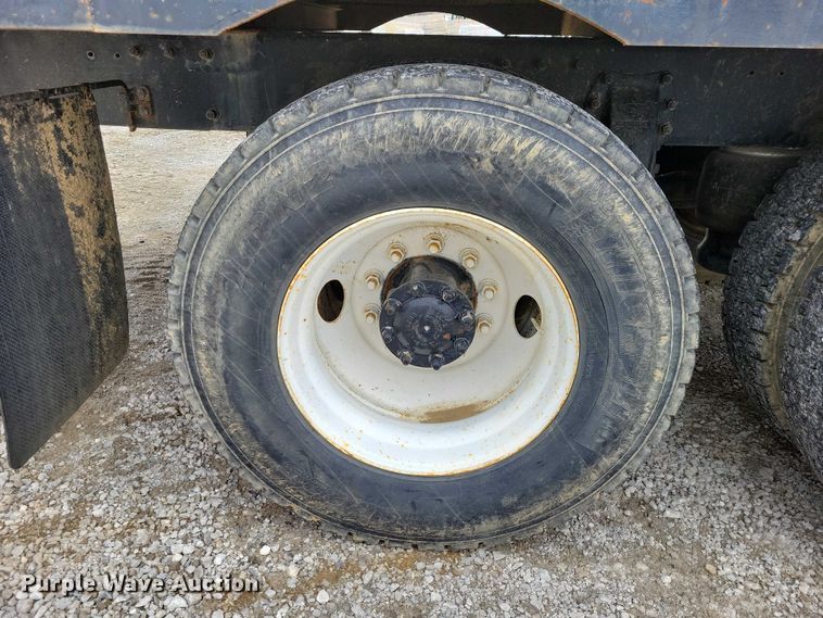 image for item NK9887 1999 Peterbilt  330 concrete form truck