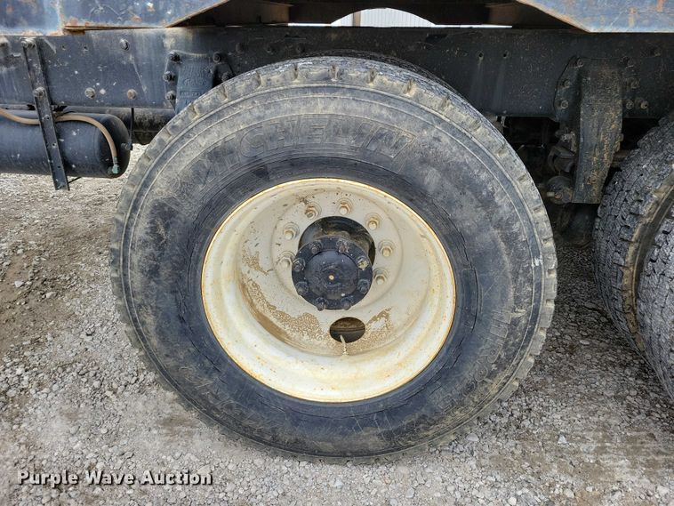 image for item NK9887 1999 Peterbilt  330 concrete form truck