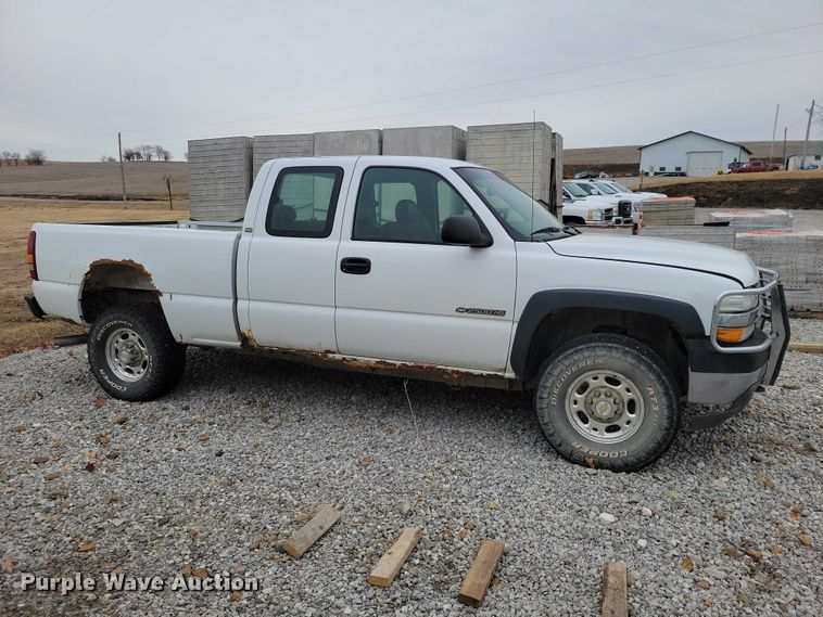 image for item NK9889 2002 Chevrolet  Silverado 2500HD Ext. Cab pickup truck