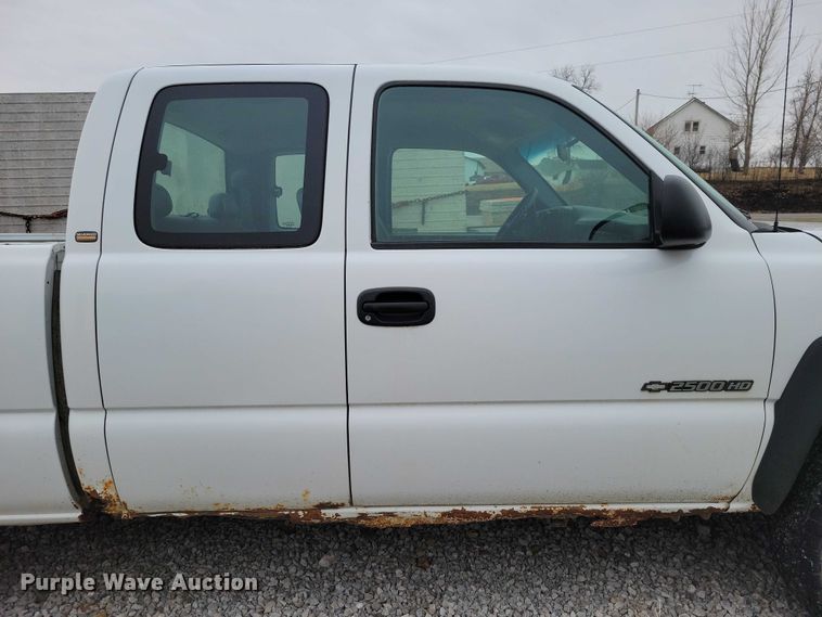 image for item NK9889 2002 Chevrolet  Silverado 2500HD Ext. Cab pickup truck